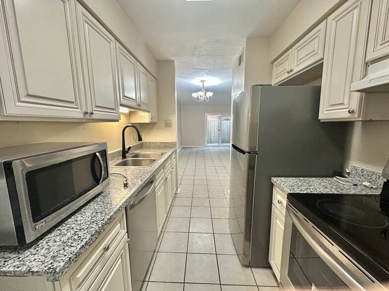 Building Photo - 2116 Manson Ave