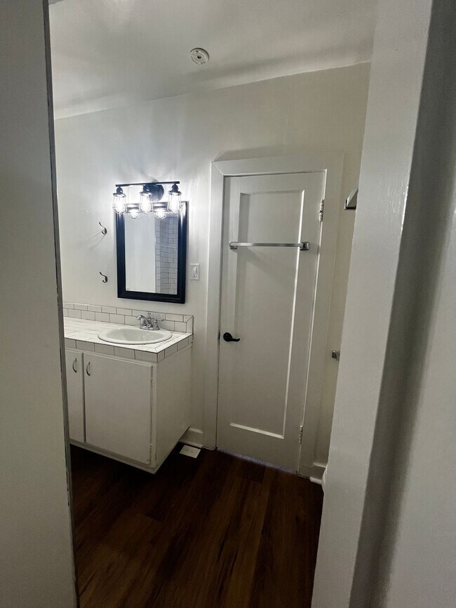 Building Photo - 921