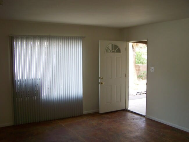 Building Photo - 2 Bed +1 Bath SINGLE FAMILY HOME + HUGE ba...