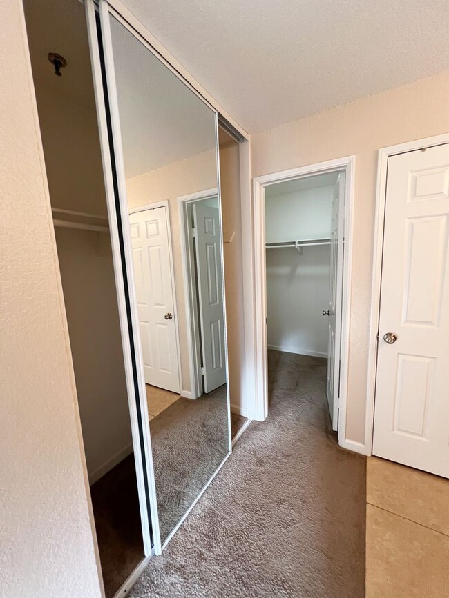 Building Photo - 2 Bed/2 Bath Upgraded Condo in Presidio Pl...