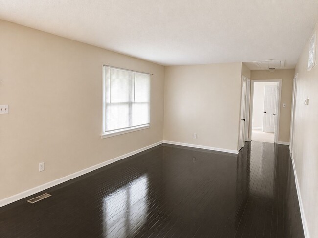 Building Photo - 104 Twin Oaks Dr
