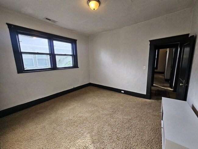 Building Photo - 1909 Bennett Ave