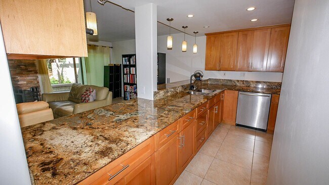 Building Photo - Updated 4BR Townhome in La Jolla Shores He...