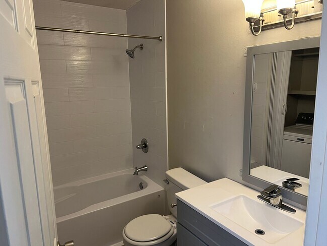 Building Photo - 3 Bed 1.5 Bath Home