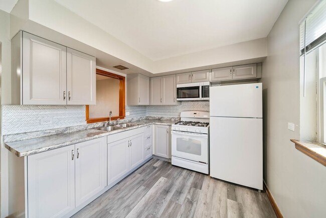 Building Photo - 27 E Thorndale Ave