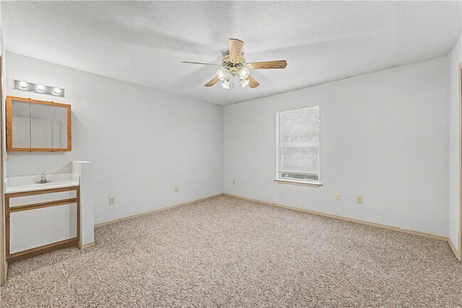 Building Photo - 1366 E Sequoyah Ct
