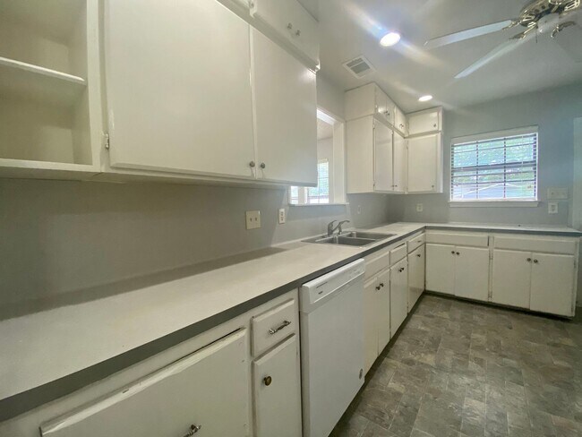 Building Photo - 4/3 Home in Clarksville! Incredible location! Available for August Prelease