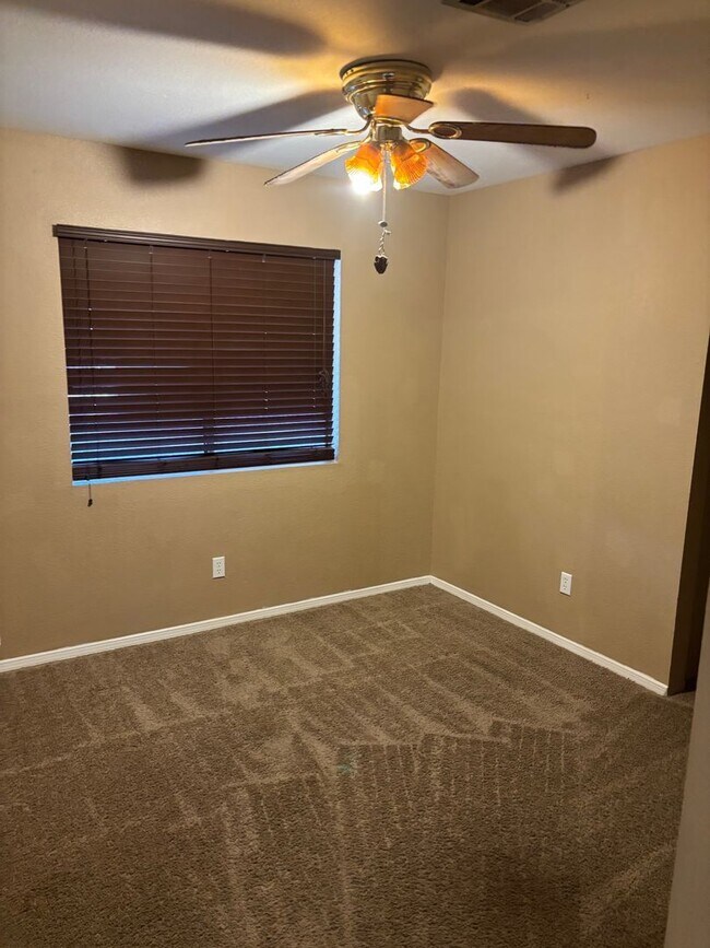 Building Photo - 5475 Valle Alegre