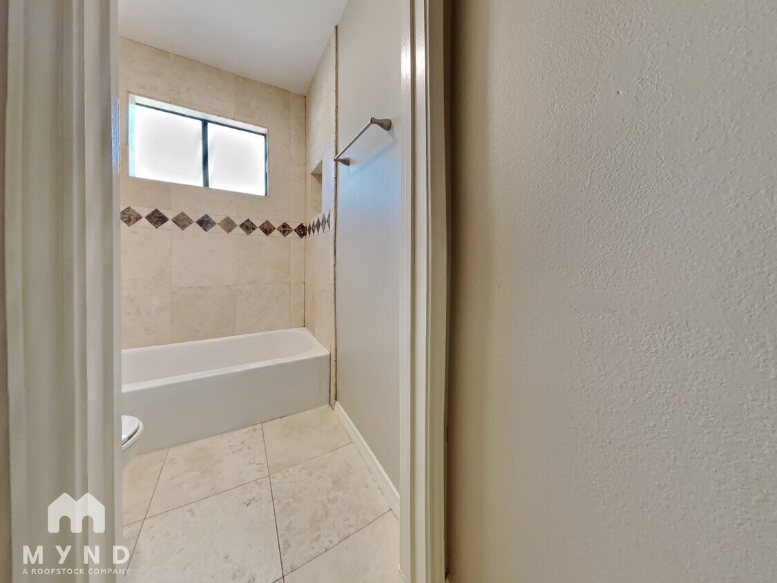 Building Photo - 102 Summer Crest Cir