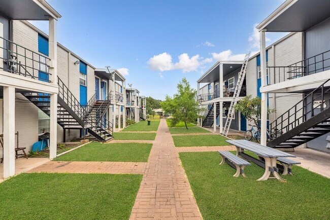 Building Photo - 1802 N Wayside Dr