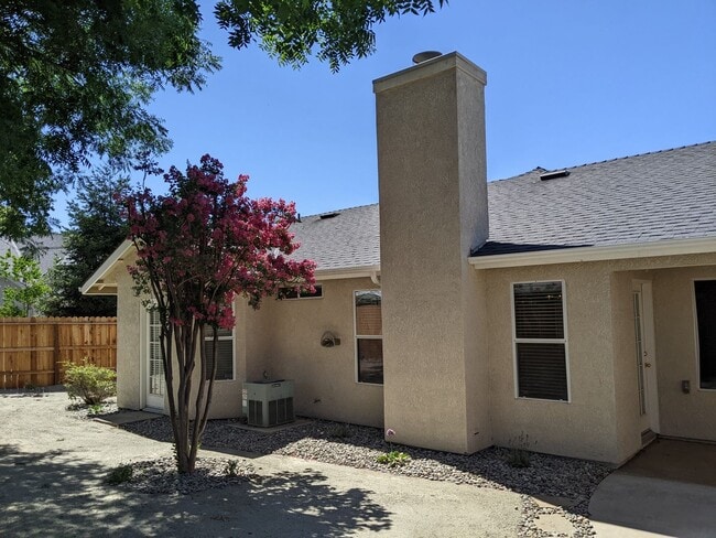 Building Photo - Wonderful home close to Clovis North and Copper River offering a large backyard, updated fixtures...