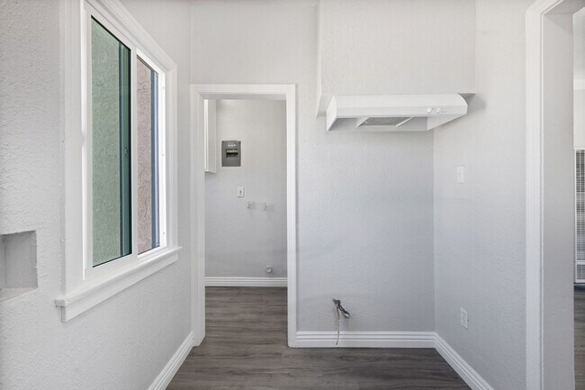Building Photo - Spacious 2-Bedroom Apartment in Prime Los ...