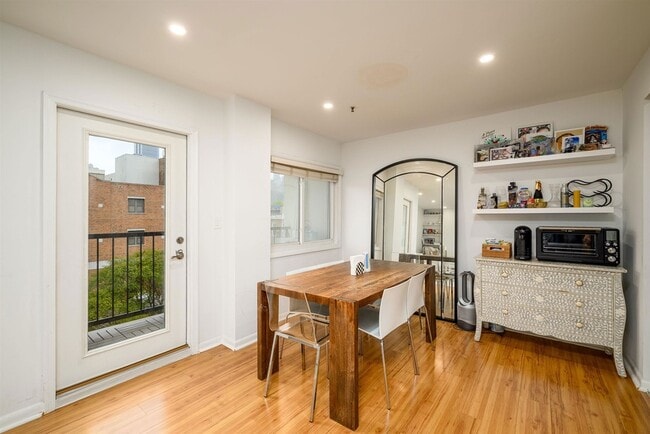 Building Photo - 476 Monmouth St