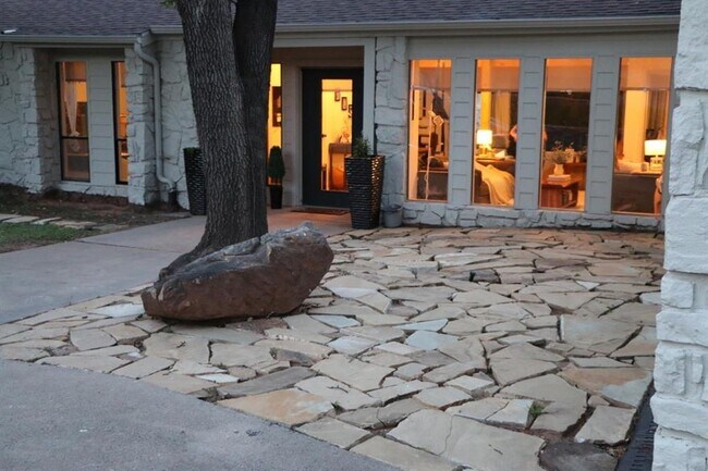 Building Photo - 1925 Bunting Ct