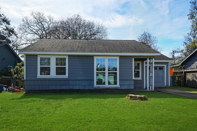 Building Photo - 1015 Prune St