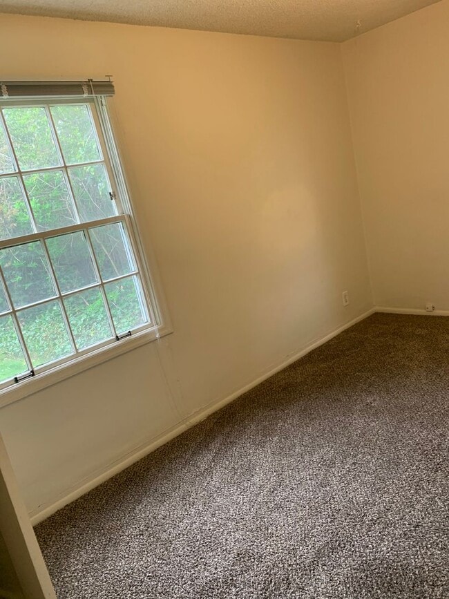 Building Photo - Updated 4 Bedroom ~ 1 Bathroom House Near ...