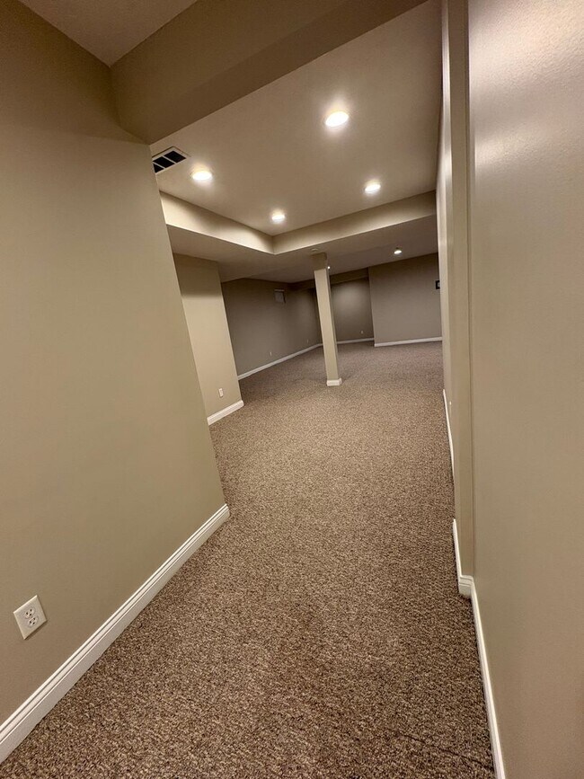 Building Photo - Gorgeous 3 bdr/3.5 bath Home in Centerville/Springboro Area