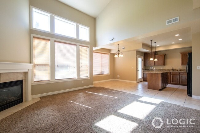 Building Photo - Gorgeous Townhome in South Jordan!