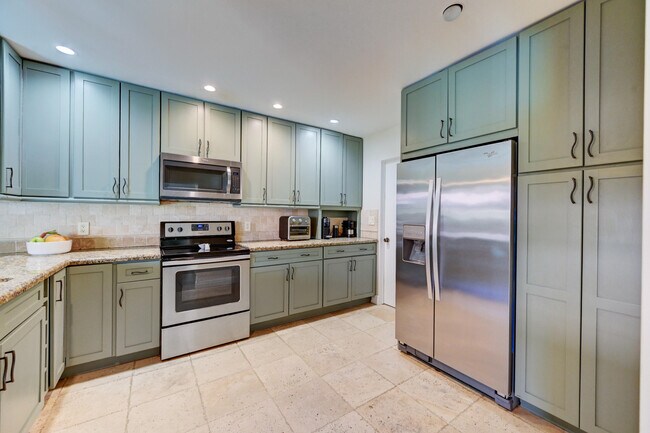 Building Photo - 6833 Bianchini Cir