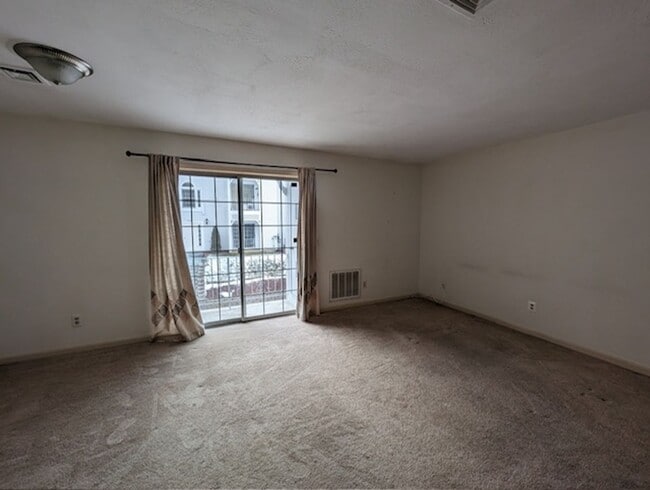Building Photo - 2 Bed 1 Bath Second Floor Corner Unit