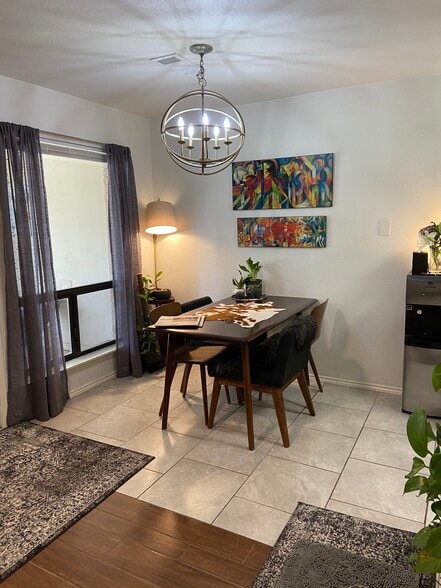 Dining Area - seats 4 - 8604 Willowick Drive