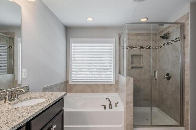 Building Photo - Charming 4 beds 2.5 baths Home in Berewick!