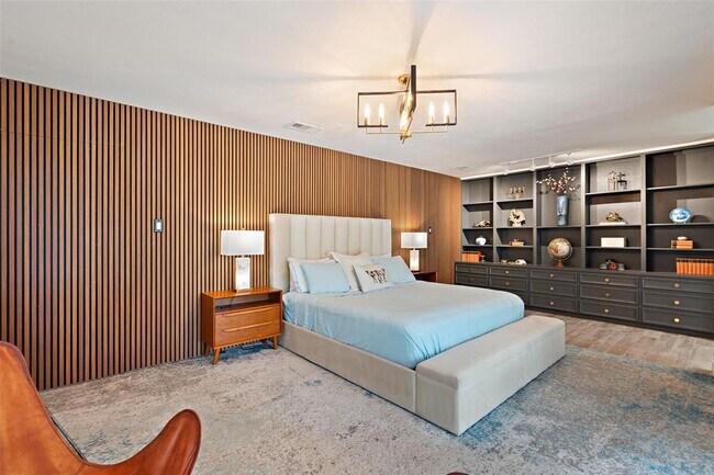 Building Photo - 113 Comet