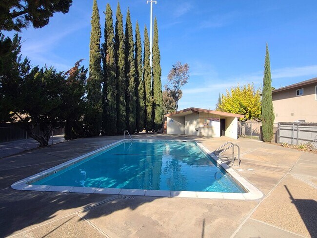 Building Photo - UPDATED RENTAL IN SACRAMENTO!