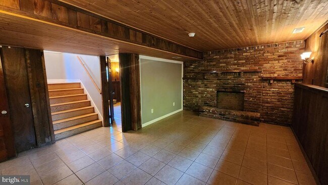 Building Photo - 318 Oakwood Ave