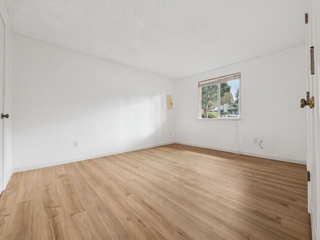 Building Photo - Completely Refreshed Head to Toe!