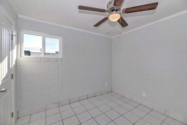 Building Photo - AFFORDABLE 2 BEDROOM HOME IN A CONVENIENT PHOENIX LOCATION OFFERING $250 GIFT CARD MOVE IN INCENTIVE