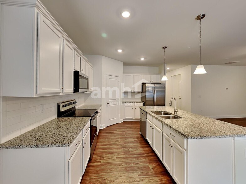 Building Photo - 898 Carnaby Ln