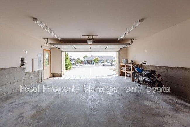 Building Photo - 5486 Salish Rd