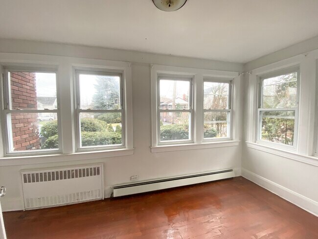 Building Photo - 70 Forest Row