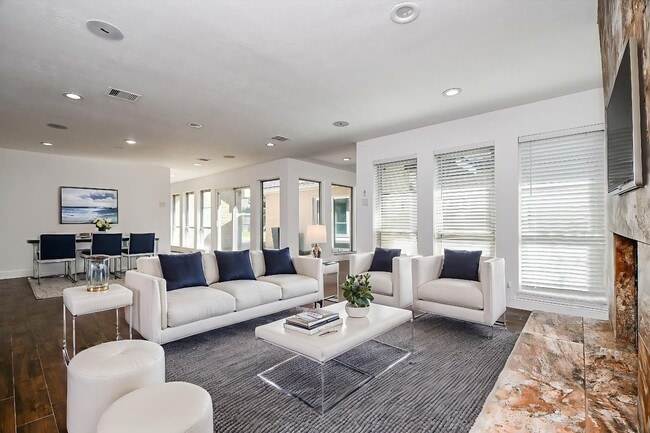 Building Photo - 2203 Briarview Dr