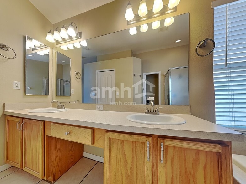 Building Photo - 15511 Montilla Loop