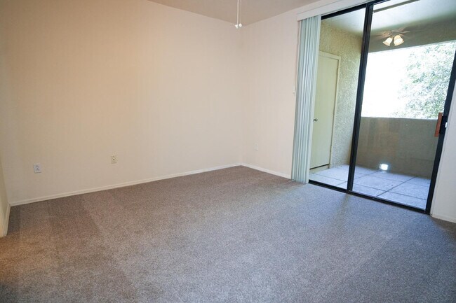 Building Photo - 4925 E Desert Cove Ave