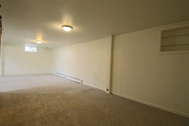 Building Photo - 2565 Willow Ln
