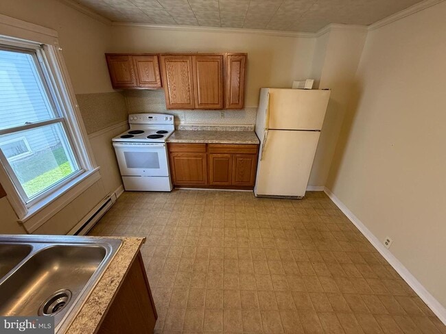 Building Photo - 204 E Portland St