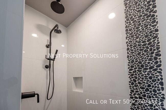 Building Photo - 1213 Rd F .2 NE