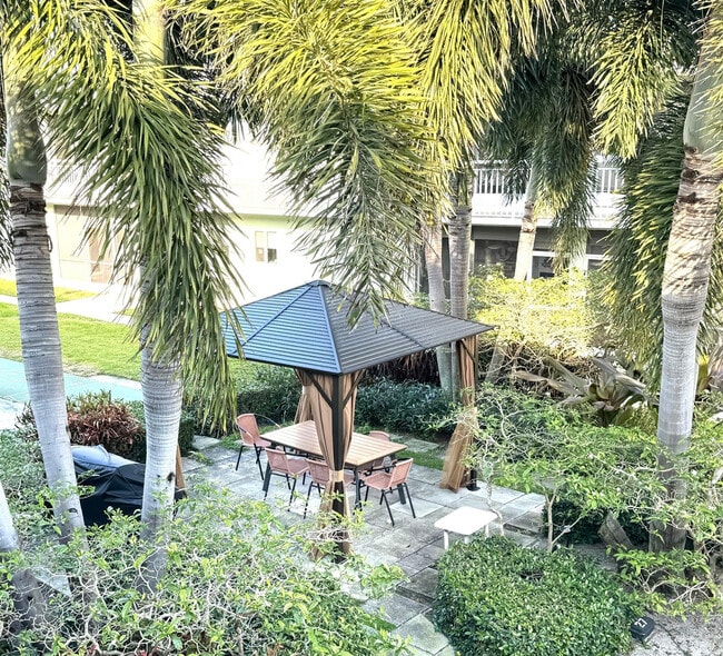 Building Photo - 2100 NE 38th St