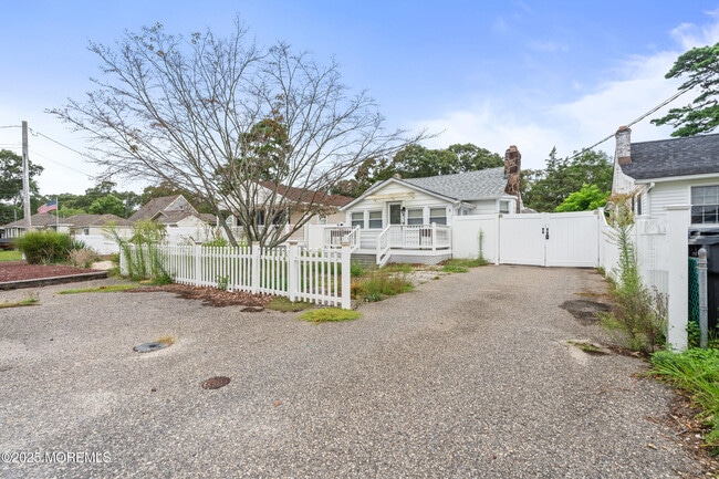 Building Photo - 611 Parkside Ave