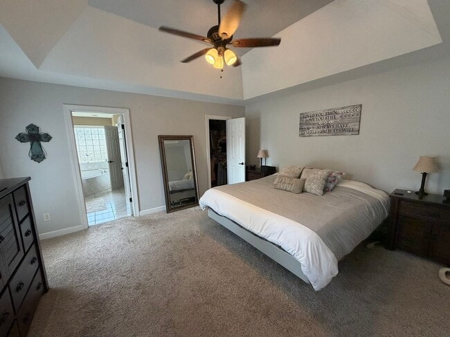 Building Photo - 4 Bed / 2.5 Bath Single Family Home