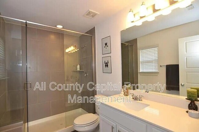 Building Photo - 2204 Capulet St