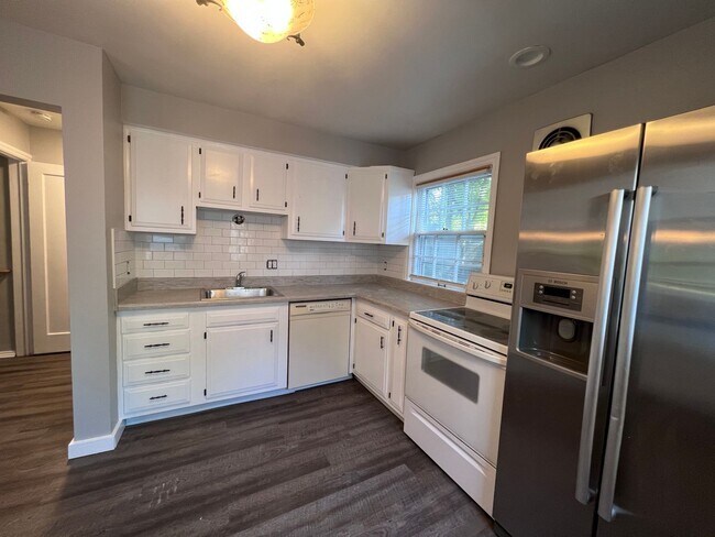 Building Photo - Recently Updated 2 Bedroom Home with Fence...