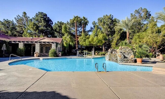 Building Photo - RESORT STYLE LIVING!