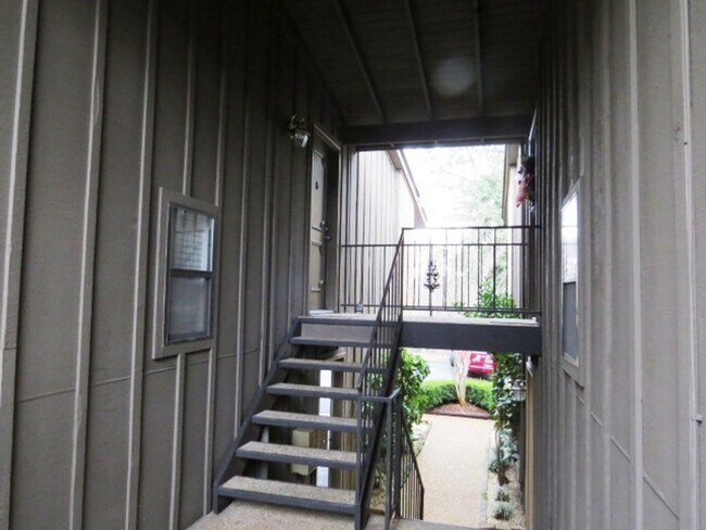 Building Photo - Must See Condo in the Heart of Vestavia Hi...