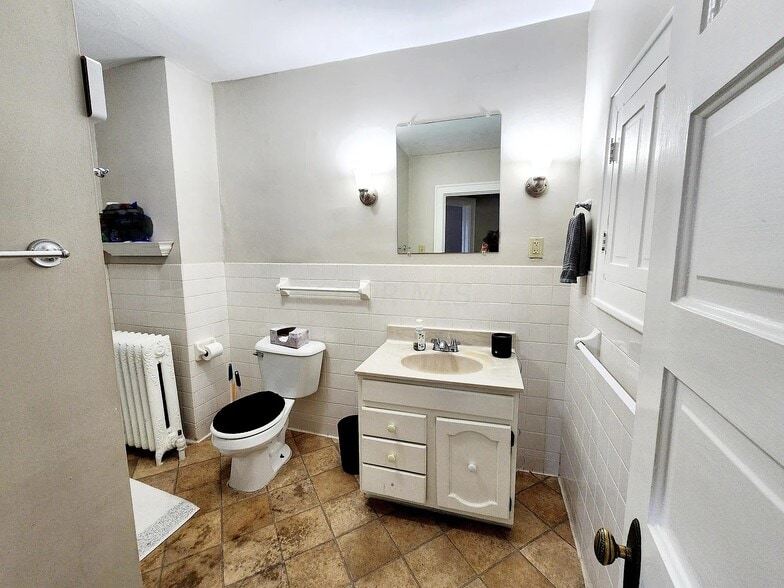 Full bathroom on 2nd level - 329 N North St