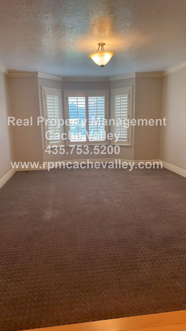 Building Photo - 220 E 300 N