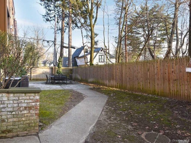 Building Photo - 130 S Middle Neck Rd